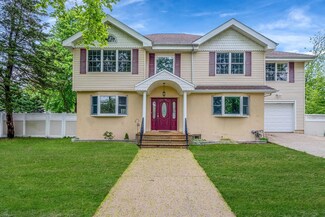 11 Frank St, Smithtown, NY 11787