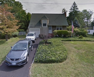 108 Greenway W, New Hyde Park, NY 11040