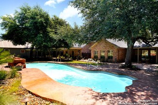 241 Southwood Oaks Dr, Floresville, TX 78114