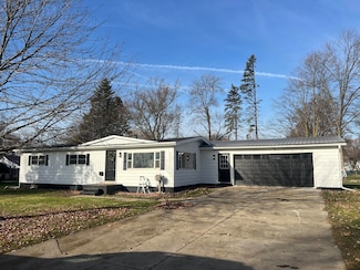 231 E Smith St, Sheridan, MI 48884