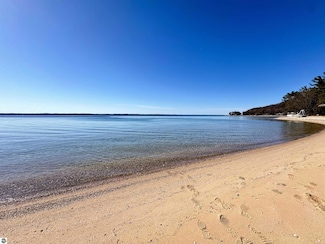 11648 Willow Point Dr, Traverse City, MI 49686