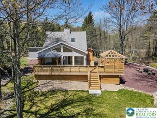 136 Tumbleweed Dr, Long Pond, PA 18334