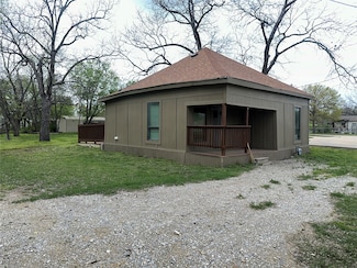1711 Oriental St, Bonham, TX 75418