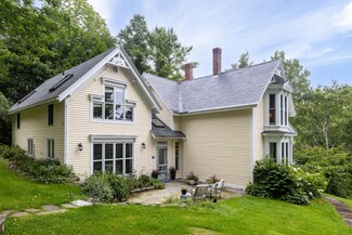 7 Birch St, Rockport, ME 04856