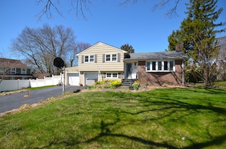60 Homeland St, Fairfield, CT 06825