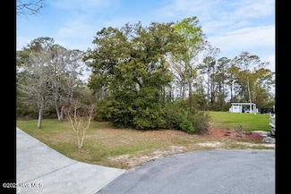 115 E Bay Dr, Sneads Ferry, NC 28460