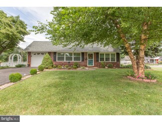 2 Lower Orchard Dr, Levittown, PA 19056
