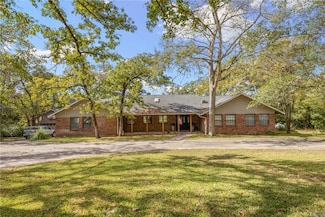 2015 Pinewood Dr, Bryan, TX 77807