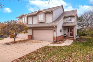 510 Frederick Ct Unit 510, Oconomowoc, WI 53066