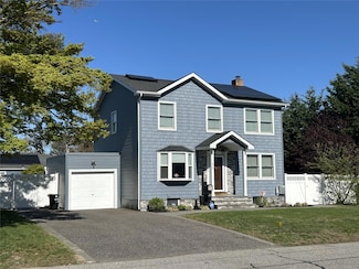 476 S 14th St, Lindenhurst, NY 11757