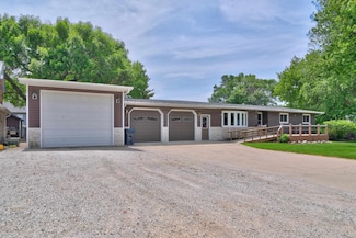 907 A Ave, Armstrong, IA 50514