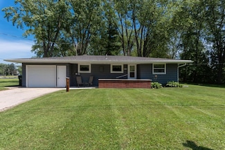 N5618 Mill St, Shiocton, WI 54170