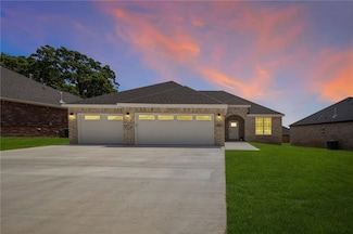 901 E Buchanan St, Prairie Grove, AR 72753