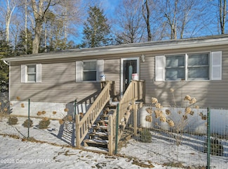 1167 Trapper Ln, Pocono Summit, PA 18346