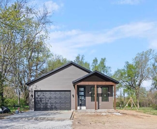 393 S Oak Ave, Sparta, MO 65753