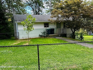 93 Center Ave, Mount Pocono, PA 18344