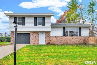 303 S Hollybrook Dr, Chillicothe, IL 61523