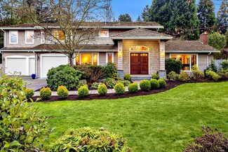 9525 NE 32nd St, Clyde Hill, WA 98004