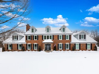 28W570 Lorraine Dr, Winfield, IL 60190