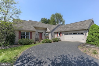 5 Stone Hedge Dr, Lebanon, PA 17042