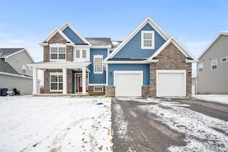 15 Glastonbury Cir, West Henrietta, NY 14586