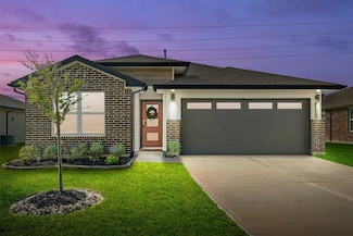 14706 Sweetwater Dr, Mont Belvieu, TX 77523