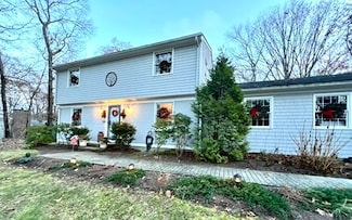 67 Beacon Dr, North Kingstown, RI 02852