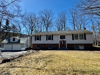 38 Notch Rd, Oak Ridge, NJ 07438