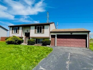 6621 Royal Pkwy N, Lockport, NY 14094