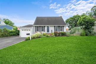 80 Kobb Blvd, West Islip, NY 11795