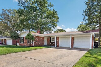 49 Rugby Dr, Belleville, IL 62226