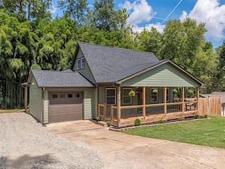 93 Cresthaven Dr, Clyde, NC 28721