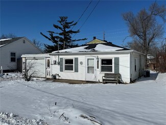 6404 Parkview Ave, Cedar Rapids, IA 52403