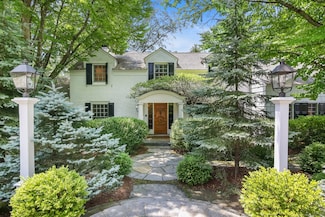 39 Louises Ln, New Canaan, CT 06840