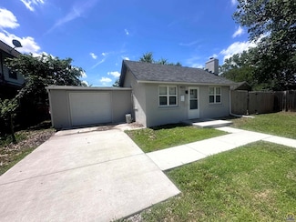 4823 SW 17th St, Topeka, KS 66604