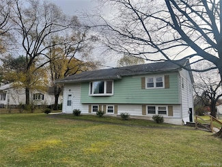 26 Coach Ln, Newburgh, NY 12550