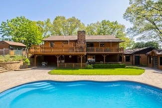 198 Mountain View Dr, Holyoke, MA 01040