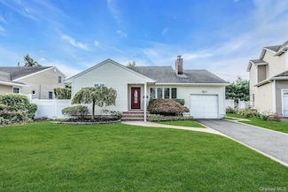 30 Azalea Ct, Plainview, NY 11803