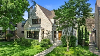 5552 N Berkeley Blvd, Milwaukee, WI 53217