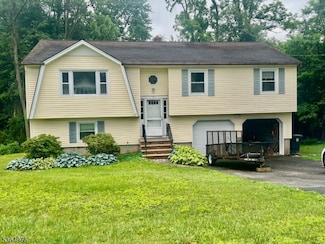 16 Kearney Ave, Whippany, NJ 07981
