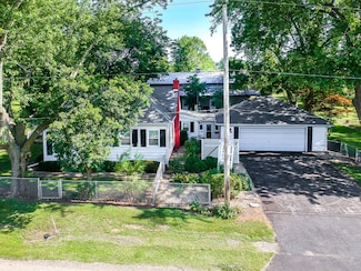 105 W C St, Delavan, IL 61734