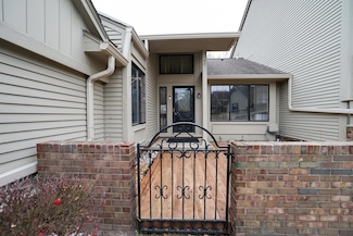 7233 Creeks Bend Dr, West Bloomfield, MI 48322