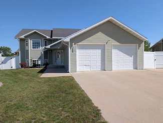 508 25th St SW, Minot, ND 58701
