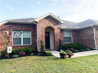 1005 Marlow Ln, Fort Worth, TX 76131