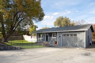 2651 SW Glacier Ave, Redmond, OR 97756