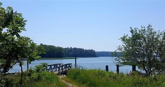 21 Cove Rd, Freeport, ME 04032