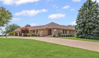 800 Cambridge Dr, Paxton, IL 60957