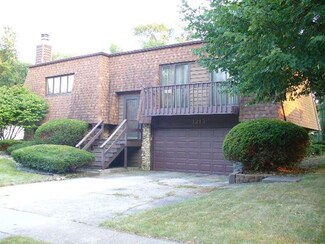1213 Meadow Ln, Elgin, IL 60123