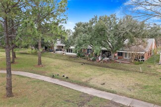 654 W Country Grove Cir, Pearland, TX 77584