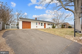 43 Thornyapple Ln, Levittown, PA 19054